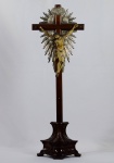 Crucifixo em jacarandá com Cristo em madeira policromada e guarnições em prata. Brasil, século XIX. Altura da cruz: 83 cm.