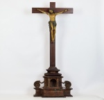 Crucifixo em madeira com base apropriada para imagens de calvário (faltantes). Brasil, século XVIII. Altura: 88 cm.