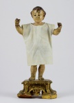 Imagem de Menino Jesus em madeira policromada sobre base dourada. Portugal, século XIX. Altura: 31cm. Faltam alguns dedos em ambas as mãos e apresenta sinal colagem nos 2 braços.