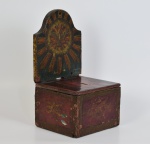 RARO cofre de esmolas em madeira com policromia alusiva ao Divino Espírito Santo. Minas Gerais, séc. XVIII-XIX. Medidas 21 cm x 18 cm; Altura: 37 cm.
