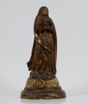 Imagem de N. S. das Dores em madeira policromada. Falta braço direito. Brasil, século XVIII. Altura: 35 cm.