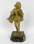 Estatueta de bronze francês representando figura de "Lord". Peça assinada no verso: MARQUET. Base em mármore. Altura: 29 cm.