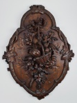 Antigo florão em madeira entalhada com motivos de frutas e flores. Peça provavelmente austríaca do século XVIII-XIX. Largura: 57 cm. Altura: 75 cm.