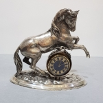 Relógio de mesa, figura de cavalo em prata espanhola. Medidas: 24 cm x 14 cm. Altura: 24 cm. Peso total: 871 gr.