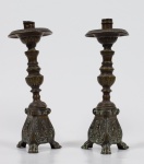 Par de antigos castiçais tocheiros em bronze dourado. Altura: 23 cm.