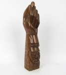 Figa em jacarandá com entalhe. Medida: 45 cm