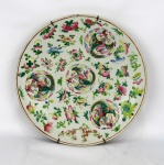 Prato de porcelana Cia das Índias. Apresenta leve bicado na borda. Diâmetro: 35 cm.