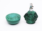 2 peças em cristal verde com efeito malaquita, sendo caixinha redonda (diâmetro 10 cm) e perfumeiro (altura 14 cm)