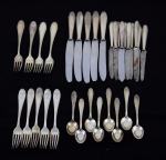 Parte de faqueiro (32 peças) em metal prateado alemão marcado WMF constando de: 5 facas, 10 facas de sobremesa, 4 garfos, 5 garfos de sobremesa e 8 colheres de chá.