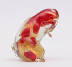 Escultura de esquilo em murano nas tonalidades vermelho e pó de ouro. Apresenta lascados na base e em duas patas. Altura: 13 cm.