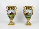 Par de jarras (ânforas) de porcelana francesa do século XIX, Sevres. Decoração com cenas campestres e rica douração. Apresenta pequenos bicados. Altura: 32 cm.