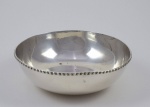 Fruteira redonda em prata mexicana, teor 925 mls. Bordas peroladas. Diâmetro; 24 cm. Altura: 7,5 cm. Peso: 615 gramas.