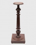 Coluna de madeira, base quadrada e corpo circular. Medida da base:  42 cm x 42 cm. Altura: 116 cm.