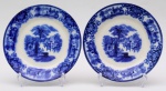 Par de pratos rasos em porcelana inglesa azul borrão WH Crindley & Co padrão SHANGHAI. Diâmetro: 23 cm.