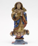 Imagem de Nossa Senhora da Conceição em madeira policromada. Necessita de restauro na base por apresentar marcas de infestação antiga de inseto. Brasil, século XIX. Altura: 18 cm.