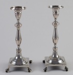 Par de castiçais em prata brasileira do século XIX, sem marcas de contraste. Altura: 23,5 cm. Peso: 700 gramas