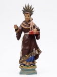 Imagem de Santo Antônio em madeira policromada. Apresenta pequenas falhas na pintura do manto. Brasil, século XIX. Altura: 37 cm.