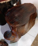 Tronco de árvore em madeira maciça envernizado   para decoração , servindo de base  para  Gamela ou mesa de centro. Maior largura  64  cm,  altura  31 cm
