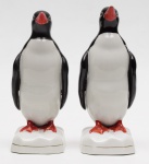 Par de pinguins em porcelana nacional Santana - Pedreira. Medida da base: 10 cm x 8,5 cm. Altura: 22 cm.