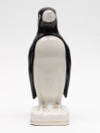 Pinguim em porcelana nacional IPB-Rio. Medida da base: 10 cm x 10 cm. Altura: 30 cm.