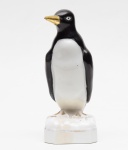 Pinguim em porcelana nacional. Medida da base: 9 cm x 8,5 cm. Altura: 21 cm.