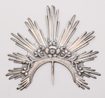 Resplendor de prata contraste 925 mls. Medidas: 8 cm x 8 cm. Peso: 36 gramas