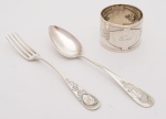 3 peças em prata de lei, contraste teor 800 mls, sendo garfo e colher (15 cm) e porta guardanapo (diâmetro 4,5 cm x altura 3,5 cm). Peso: 40 gramas.