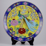 Medalhão em porcelana chinesa do séc. XIX . Decoração em belíssimo contraste de azul com amarelo com casal de faisões e flores. Diâmetro: 46 cm.