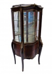 Vitrine bombee francesa do século XIX com detalhes em bronze. Apresenta pintura na porta e nas laterais. Medidas: 70 cm x 40 cm. Altura: 160 cm.