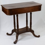 Console em jacarandá. Tampo maciço apoiado sobre 4 colunas com leve torneado. Medidas: 99 cm x 47 cm. Altura: 83 cm.