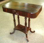 Console estilo império em jacarandá. Tampo maciço apoiado sobre 4 colunas torneadas. Medidas: 87 cm x 44 cm; Altura: 86 cm.