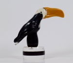 Tucano de murano em base de acrílico. Apresenta DEFEITO (trincado) próximo ao bico. VIDE FOTO. Altura: 25 cm.