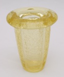 Vaso de design não identificado em cristal europeu na cor amarela com efeito craquelado. Altura: 18 cm.