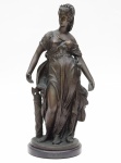 Escultura de figura feminina em bronze. Base de marmore com restauro. Altura: 40 cm.