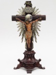 Crucifixo com cruz em jacarandá, Cristo em madeira policromada e guarnições em prata. Medida da cruz: 38 cm.