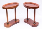 Par de mesinhas laterais ovais com 1 gavetinha. Medidas: 52 cm x 33 cm. Altura: 57 cm.