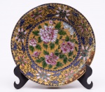 Prato em cloisonné com decoração floral. Diâmetro: 25 cm.