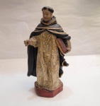 Imagem de São Domingos em madeira policromada. Braço direito colado e falta dedo indicador da mão direita. Brasil, século XIX. Altura: 23 cm.