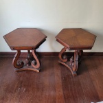 Par de mesinhas laterais em madeira nobre no formato hexagonal. Medidas: 55 cm x 63 cm. Altura: 63 cm. ATENÇÃO: Retirada com agendamento na Barra da Tijuca, Condomínio Santa Mônica Residências.