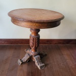 Mesinha redonda em madeira nobre. Diâmetro: 54 cm. Altura: 57 cm. ATENÇÃO: Retirada com agendamento na Barra da Tijuca, Condomínio Santa Mônica Residências.