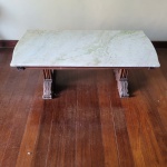 Mesa de centro em madeira nobre com tampo em mármore branco. Medidas: 120 cm x 56 cm. Altura: 40 cm. ATENÇÃO: Retirada com agendamento na Barra da Tijuca, Condomínio Santa Mônica Residências.