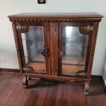 Vitrine, cristaleira, em madeira nobre com 2 portas frontais, fundo espelhado e 2 prateleiras de vidro. Medidas: 129 cm x 44 cm. Altura: 137 cm. ATENÇÃO: Retirada com agendamento na Barra da Tijuca, Condomínio Santa Mônica Residências.