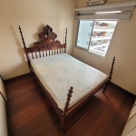 Cama de casal em madeira nobre, cabeceira com rico entalhe. Medidas: 200 cm x 150 cm. Altura da cabeceira: 160 cm. ATENÇÃO: Retirada com agendamento na Barra da Tijuca, Condomínio Santa Mônica Residências.