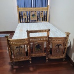 Excepcional cama francesa em metal dourado do século XIX. Apresenta belo trabalho com pássaro e cestos de flores na cabeceira e na base. Medidas: 215 cm x 140 cm. Altura da cabeceira: 136 cm. ATENÇÃO: Retirada com agendamento na Barra da Tijuca, Condomínio Santa Mônica Residências.