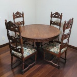 Conjunto de mesa redonda e 4 cadeiras em madeira nobre. Mesa com pé central e cadeiras com encosto entalhado e assento estofado com decoração floral. Diâmetro da mesa: 120 cm. Altura: 80 cm. Altura do espaldar da cadeiras: 120 cm. ATENÇÃO: Retirada com agendamento na Barra da Tijuca, Condomínio Santa Mônica Residências.