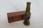 COLECIONISMO - ANTIGO MICROSCÓPIO PORTÁTIL - Microscópio portátil de latão francês do final do século XIX / início do século XX (Late 19th/Early 20th Century French Brass Portable Microscope). Na caixa de madeira original. Não localizamos a marca. Referência Ebay: https://www.ebay.com/itm/386878189770