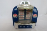 COLECIONISMO - Linda MINIATURA de uma JUKEBOX da PEPSI-COLA (Vintage 1998 Pepsi-Cola Plastic Small Replica Table Top Jukebox Bank Collectible). Apresenta marcas do tempo. Está funcionando com uso de pilhas. Ao se colocar uma moeda, deve-se escolher uma tecla na cor azul (Letras e Números), e uma música começa a tocar. Serve também como COFRE / COFRINHO. Mede aprox. 15,5 cm de altura.