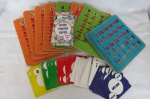 COLECIONISMO - JOGO DE BINGO (BINGO PLAYING CARDS) - São 75 Cartas (Conferidas), nas cores Amarela, Verde, Vermelha, Azul e Branca. Acompanham 08 (oito) Cartões com janelas removíveis para a marcação dos números (Ply Stitched Shutter Bingo Cards).