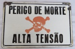 COLECIONISMO - ANTIGA PLACA ESMALTADA `PERIGO DE MORTE - ALTA TENSÃO`. Com desgastes nas laterais em razão do tempo. Mede aprox. 30 x 20 centímetros. 