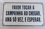 COLECIONISMO - PLACA ESMALTADA de ADVERTÊNCIA `FAVOR TOCAR A CAMPAINHA AO CHEGAR, UMA SÓ VEZ, E ESPERAR`. Mede aprox. 25 x 15 centímetros. Escritas em Baixo Relevo.